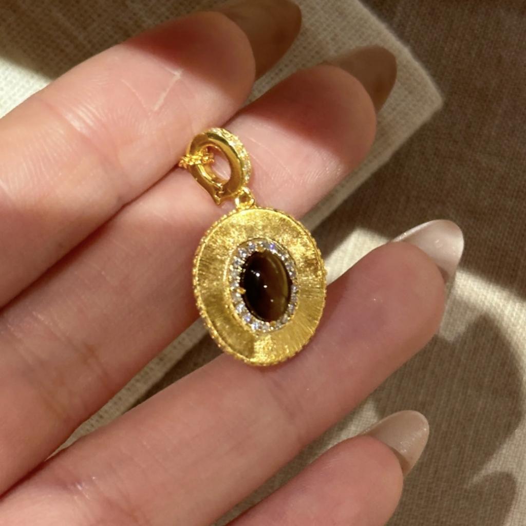 Italian brushed gold-plated oval natural tiger eye stone necklace for women, fashionable and versatile, with a high-end feel, suitable as a sweater