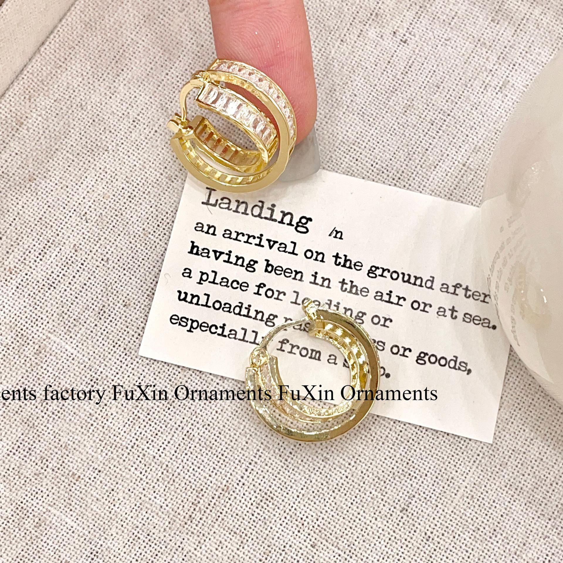 

2024 Стильные серьги-кресты из циркония — высококачественный, элегантный дизайн для женщин