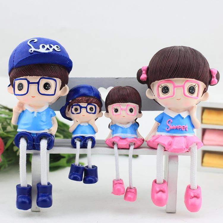 

Семья из четырех кукольных украшений из смолы с подвесными ножками для декора гостиной или спальни