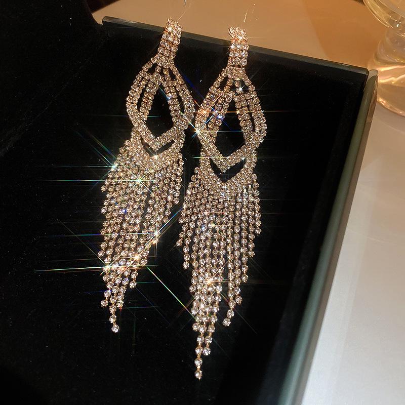 Brincos da Moda Exquisitos com Borla Longa: Elegante, Brilhante e Versátil para Mulheres