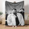 1 Stück 2Pac Hip Hop Decke Weich Leicht Ganzjahres Mehrzweck Überwurf für Sofa, Bett, Büro & Picknicks, Französischer Stil mit Ikonischem Albumcover & Zitaten