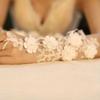 Elegante weiße Hochzeits-Handschuhe mit Blumen-Akzent Europäischer Stil Braut-Handschuhe Hohlfinger für vollständige Fingerabdeckung