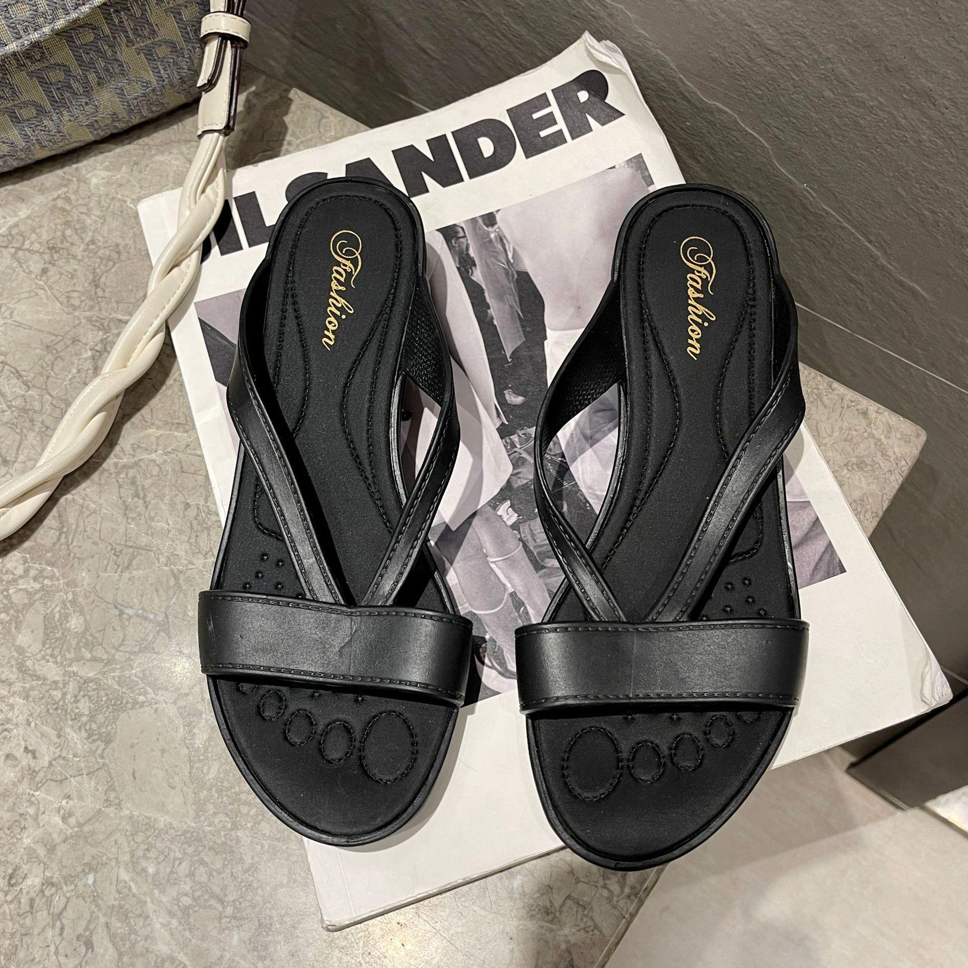 

Slippers women s 2025 new summer wear flat flat heel women s cool slippers casual half slippers beach shoes 40 чорний