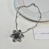 European-Style Silver Flower Pendant Necklace: Unique, Exquisite, High-End, Simple yet Fashionable Clavicle Chain.