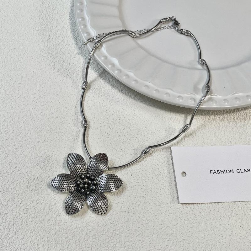 European-Style Silver Flower Pendant Necklace: Unique, Exquisite, High-End, Simple yet Fashionable Clavicle Chain.