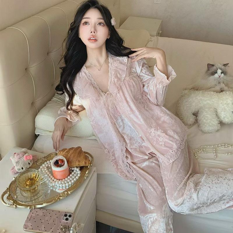 New autumn and winter golden velvet pajamas women's sexy embroidery suspenders pure desire French loungewear three-piece set with chest pad