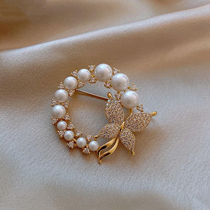 Exquisite Imitation Pearl Rhinestone Wreath Butterfly Brooch For Women Trend Elegant Circle Brooch Pins Party Wedding Gifts