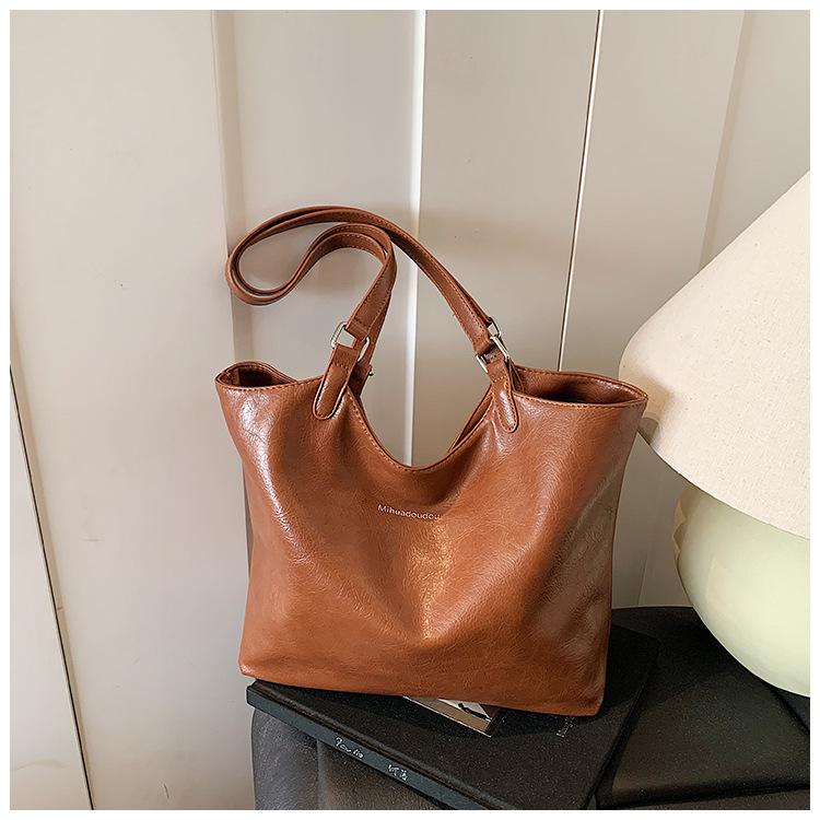Retro Bag Women's Large-capacity New Autumn and Winter Versatile Simple Shoulder Bag Popular Commuting