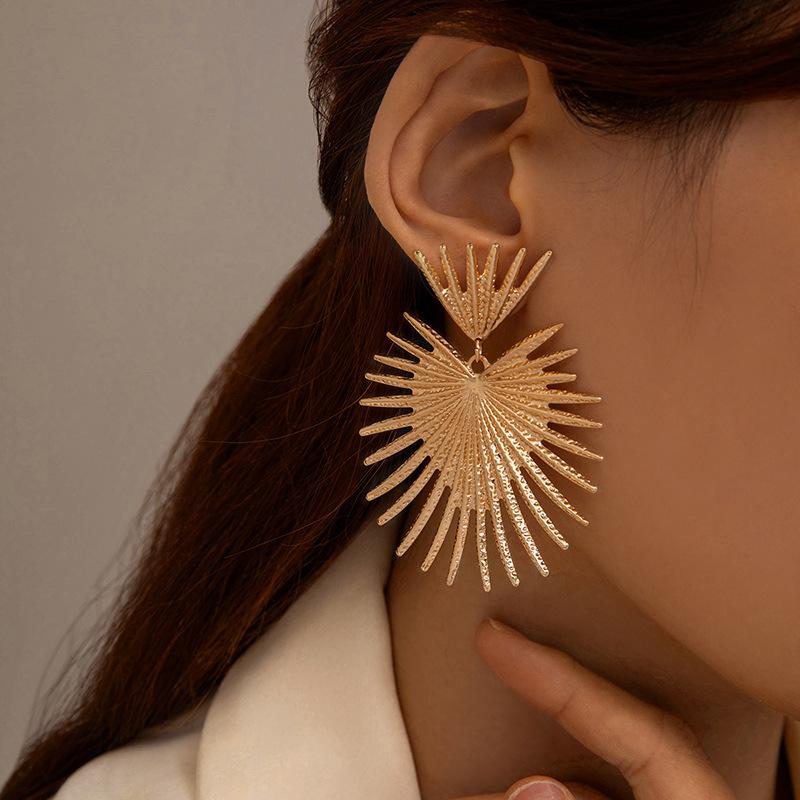 

Vintage Gold Color Flower Stud Earrings for Women Simple Geometric Statement Earrings Party Gifts