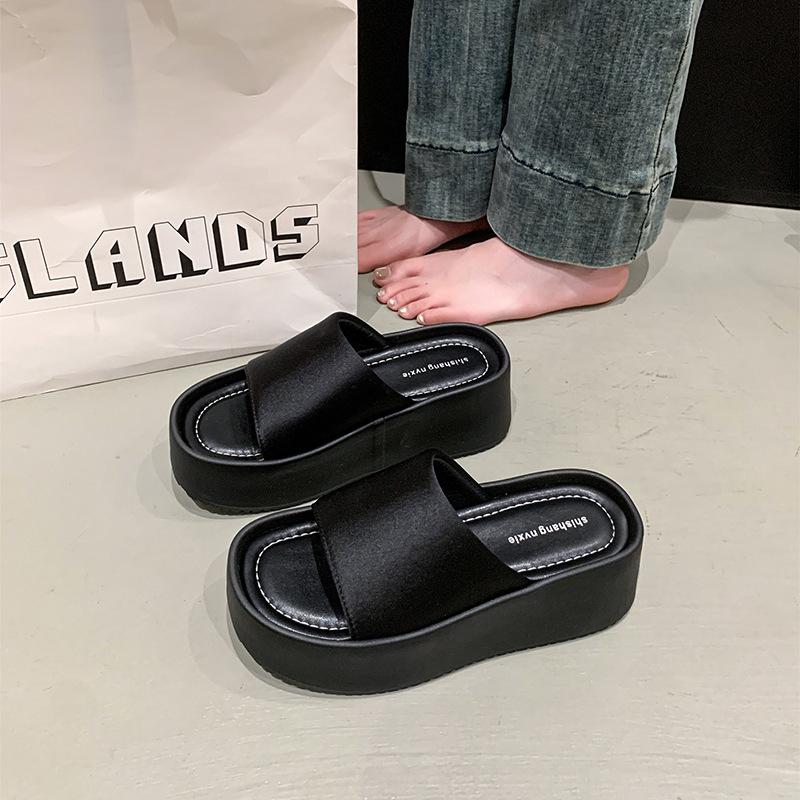 

Шлепанцы на толстой подошве женские летние для улицы 2025 новая женская обувь повседневные однословные увеличивающие рост крутые шлепанцы 40