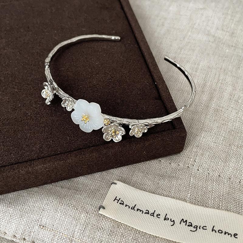 

Ретро-национальный стиль, цветущая слива, белый нефритовый бутон, металлический браслет, женский, легкий, роскошный, элегантный, изысканный, модный, универсальный браслет, ювелирные изделия