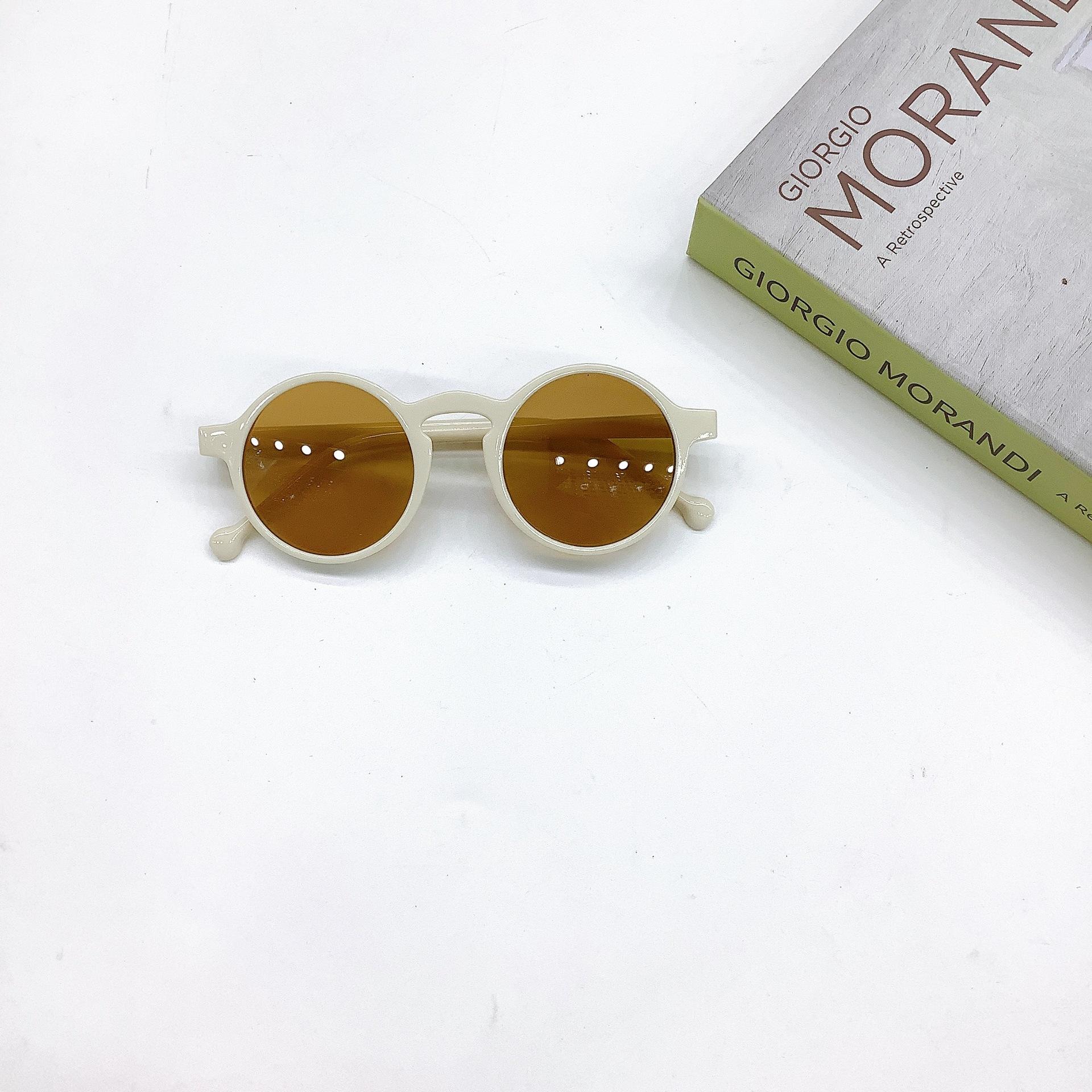 

Детские солнцезащитные очки Модный тренд Персонализированные уличные фотографии Детские солнцезащитные очки Детские очки с защитой от ультрафиолета молочный белый