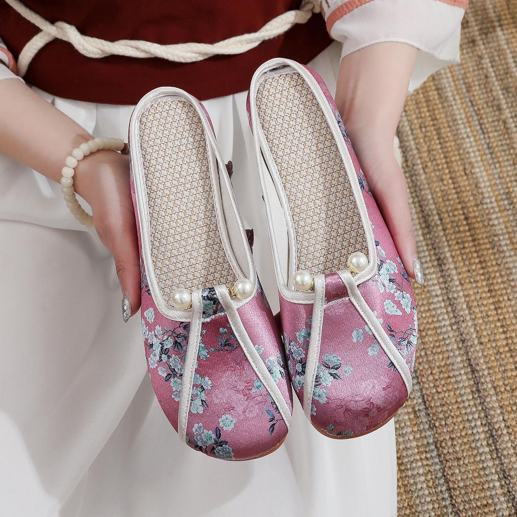 [Miaocai] 2025 Chinese Cheongsam Shoes Low Heel New Round Head Design Sense Old Beijing Embroidered Shoes Versatile Slippers