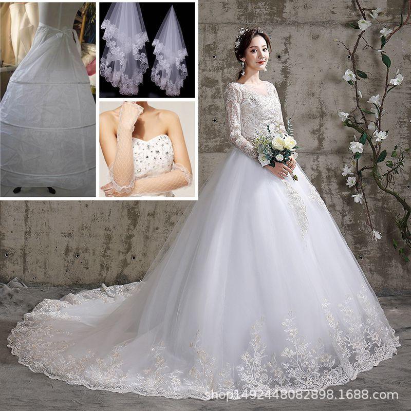 Elegantes schulterfreies Satin-Hochzeitskleid mit kleiner Schleppe und Prinzessinnenärmel-Detail Braut