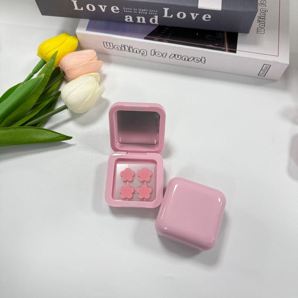 Zrcadlo na líčení ve hvězdném stylu s růžovým čtvercovým pouzdrem a hydrokoloidními náplasti na akné ve tvaru mráčku