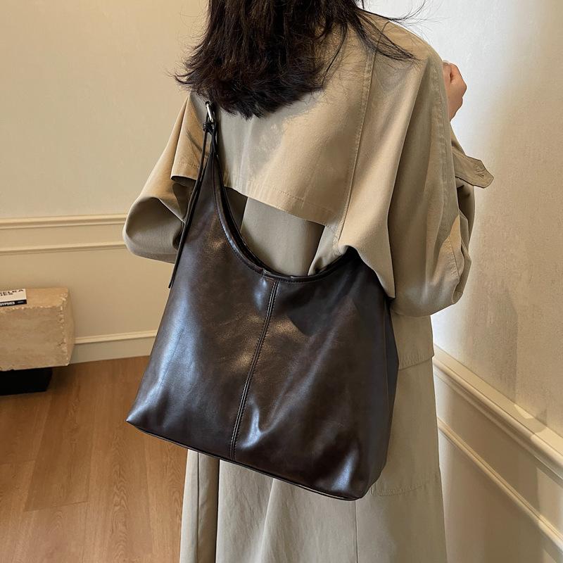 Winter Popular Oil Wax Leather Big Bag Women 2025 New Fashion Commuter Tote Bag Retro Large Capacity Armpit Bag