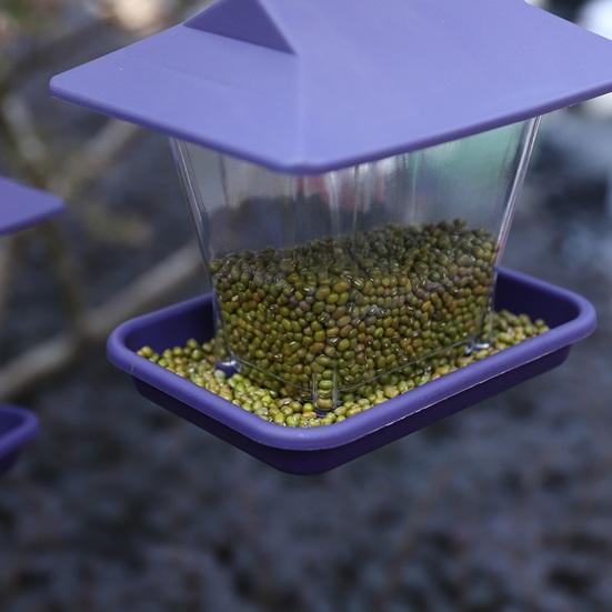 Vogelfutterspender mit Abflusslöchern, großes Fassungsvermögen, transparenter Kunststoff, zum Aufhängen von Wildvögeln im Freien, mit schrägem Dach für den Außenbereich, Gartenhof