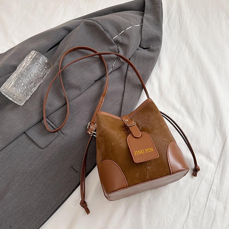 

Ретро сумка-ведро для поездок 2025 новая модель этого года популярная наплечная сумка-мессенджер модная корейская версия ретро универсальная на плечо коричневый