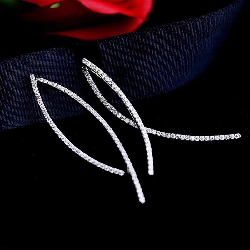 Celebrity Style Long Line Geometric Ear Studs – Women's Versatile European and American Fish Tail Earrings