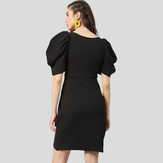 Czarna sukienka typu tulipan z kopertowym dekoltem i obszernymi rękawami