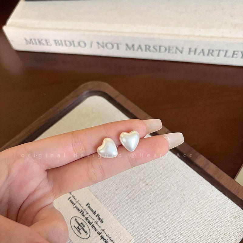 

Summer Dopamine Colored Loving Heart Silver Stud Earrings Female Sweet Cute All-Match Earrings 2025 New Arrival Hot-Selling Earrings White Heart pearl earrings (925 silver needle)