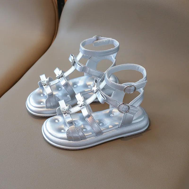 

Детские сандалии для девочек 2024 года, летняя новая мода, сладкая бабочка, мягкая, удобная, повседневная, универсальная, нескользящая, римская обувь 23 серебряный