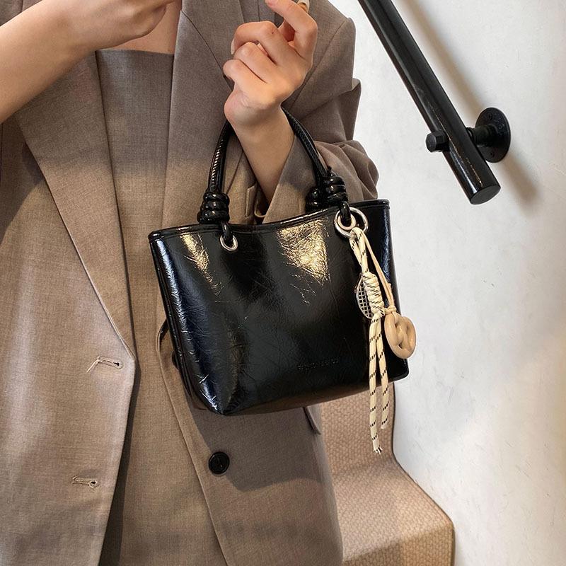 This Year's Popular Handbag Women's 2025 New High-end Textured Bucket Bag Shoulder Messenger Bag
