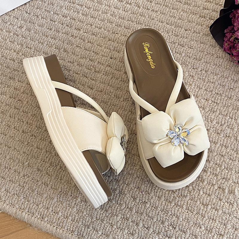 In the summer of 2024, the new platform-soled flowers and women's slippers are fashionable and versatile muffins and beach shoes, rhinestone sandals.