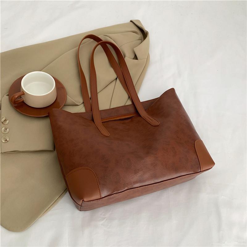 

Новая женская сумка-тоут высокого класса 2025 большой вместимости популярная осенняя сумка для поездок на работу модная сумка через плечо коричневый