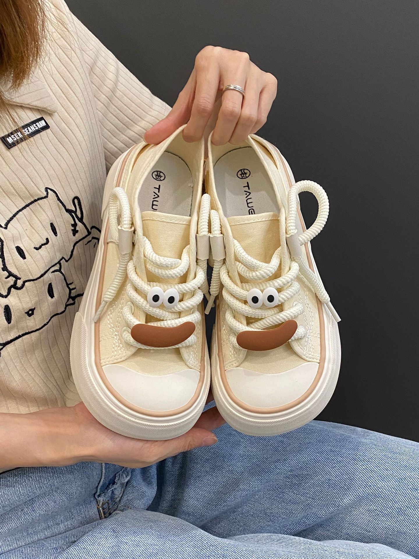 

Взрыв бренда японские уродливые милые большие парусиновые туфли женские 2025 новые нишевые оригинальные милые маленькие белые туфли с манго 35 бежевый