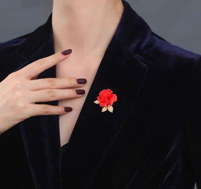 Mote High-end Rød Rose Brosjepinner Utsøkt Design Rhinestone Blomst Klær Brosjer Drakttilbehør Gave til Kvinner Jenter