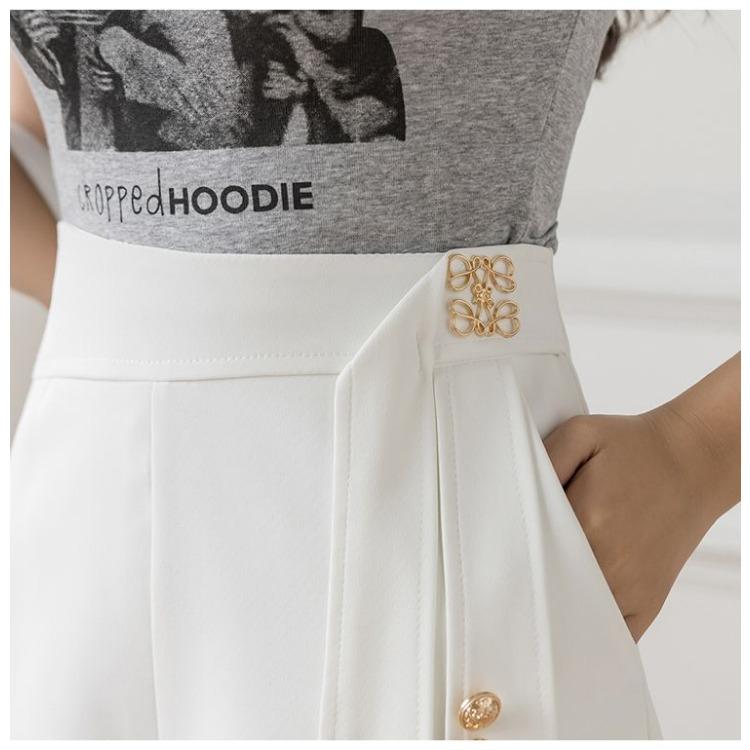 Wygodne białe szorty garniturowe z wysokim stanem i luźnym krojem na nieformalne i oficjalne okazje