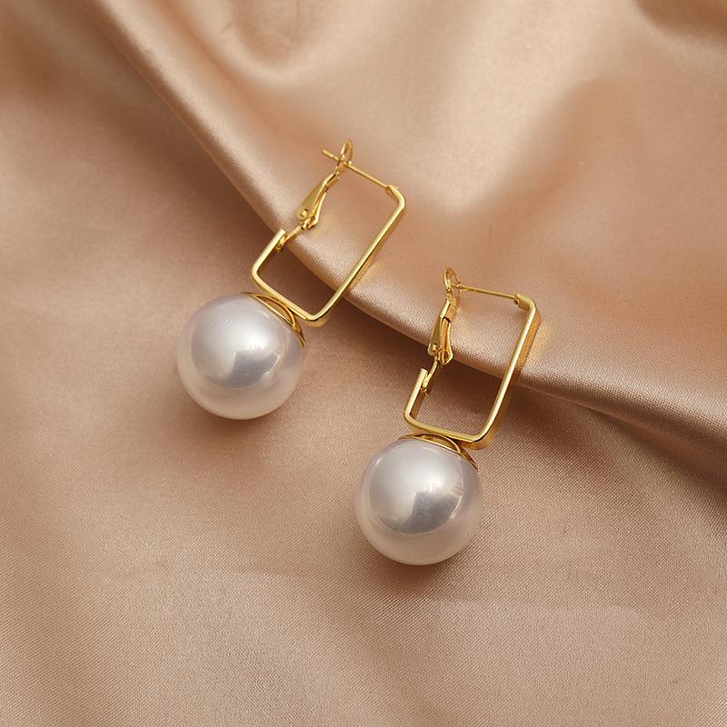 

Sweet Girl Earrings Fashion New Temperament Earrings Geometric Hollow Square Dongdaemun Square Buckle Pearl Earrings Orecchini білий