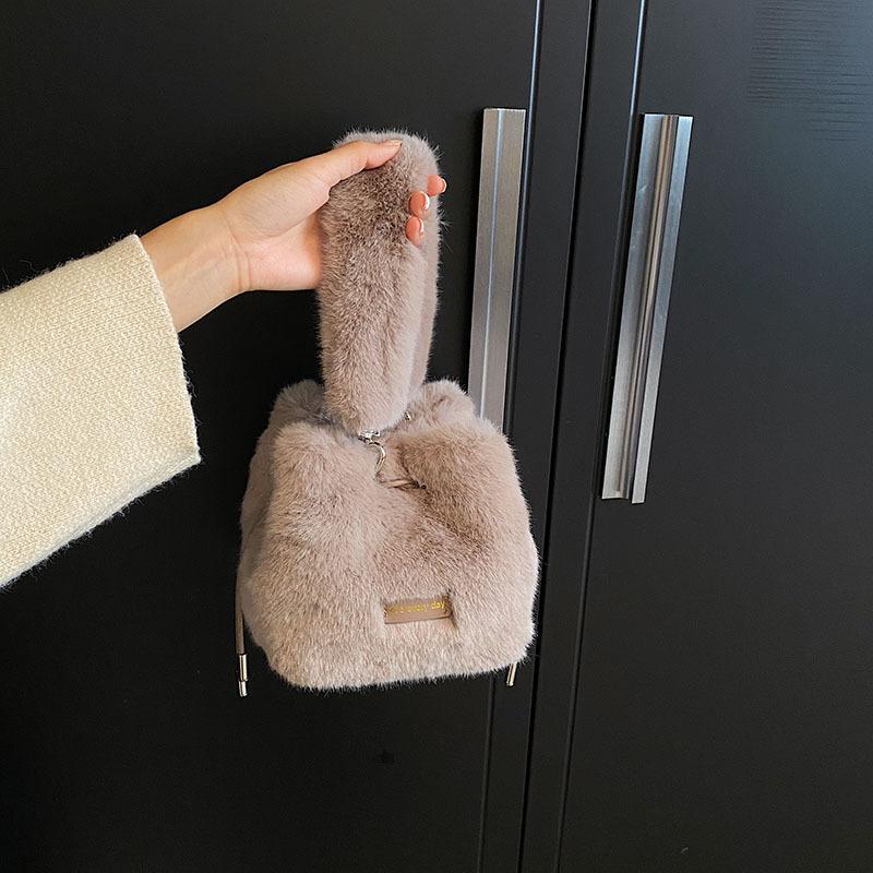 Plysjveske dame 2025 ny høst og vinter nisje lett luksus high-end håndveske skulder crossbody bøtteveske