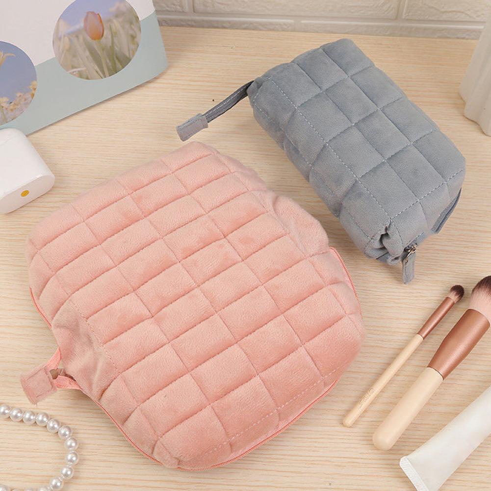 3-1 Stück Make-up-Organizer-Tasche mit großer Kapazität Kissenform Federmäppchen Multifunktionale gesteppte Reise-Toilettentasche für Reisen im Freien