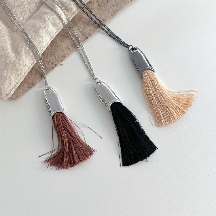 Legering Borste Tofsar Accent Långt Halsband Modedesign Kompletterar Både Professionella Och Fritidsensembler