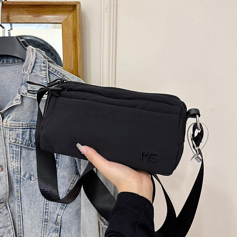 

Daily commuter casual style nylon satchel autumn and winter new large-capacity toast satchel