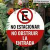 2D Flat, 1pc Round Aluminum Hanging Sign, Spanish "No Estacionar No Obstruir La Entrada" Warning Design, Red White No Parking Sign, Perfect for