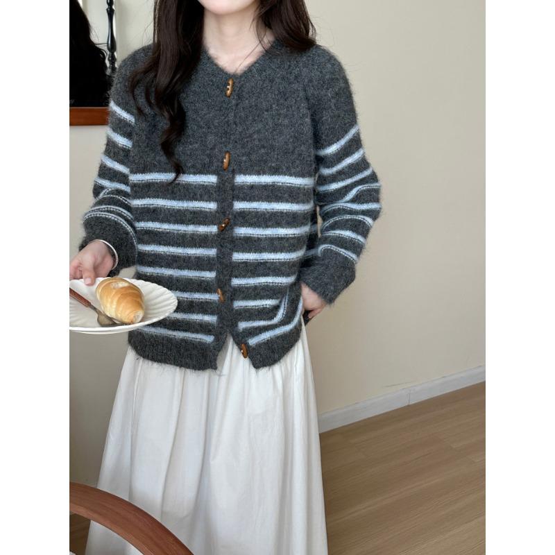 

Осень и зима новый контрастный цвет полосатый роговая пуговица вязаный кардиган свободный мягкий восковой дизайн свитер куртка женская one size fits all серый
