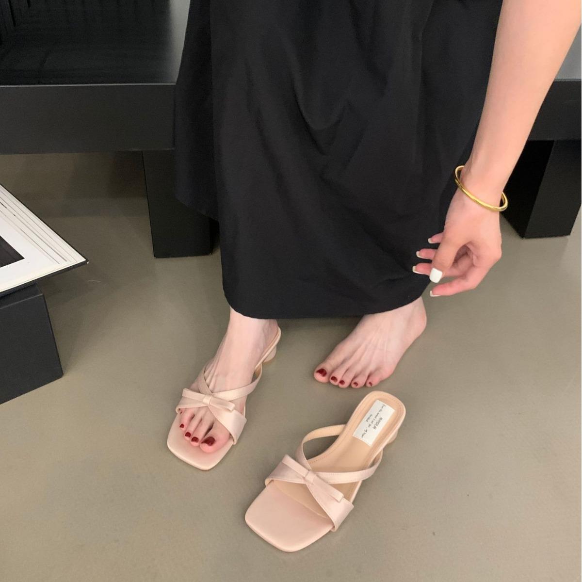 

Gentle square head, thin strap fairy, one-word open-toed cool slippers, female wearing bow-tie slippers 35 срібний