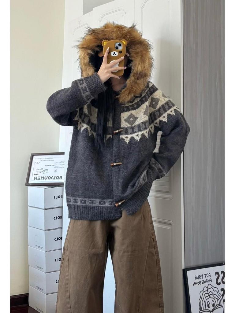 Men's Fair Isle Wool Hooded Cardigan: Retro Style, Thick and Warm with Horn Buttons for Autumn/Winter.