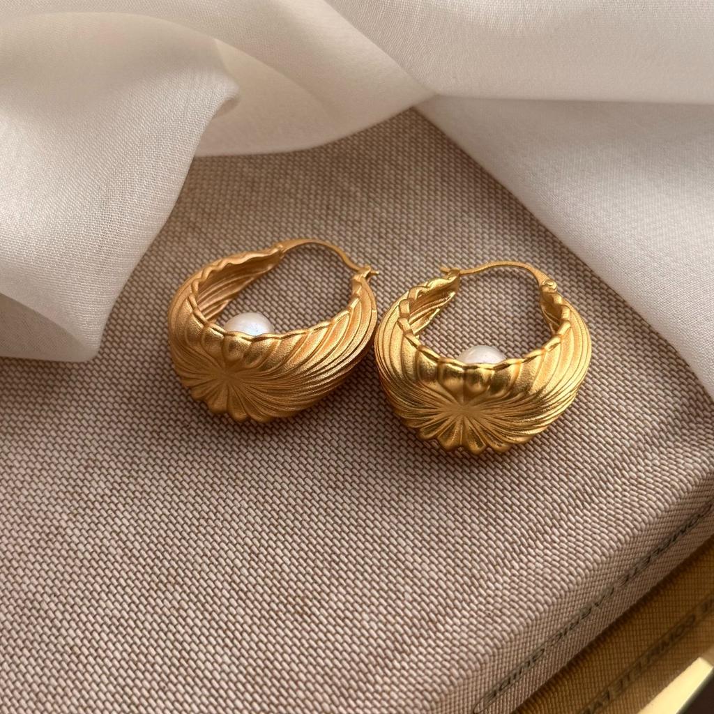 French Retro Pearl Metal Twist Earrings Women'S Niche Design Sense High-Grade Unique Temperament Gold Stud Earrings