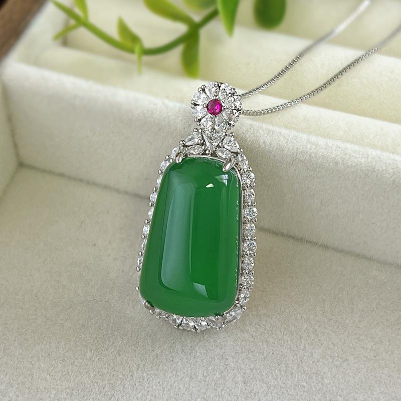 

Ювелирное колье Халцедоновый инкрустированный кулон Цепочка Императорский зеленый Лестница Клык Независимо от бренда Ретро Премиальное ощущение