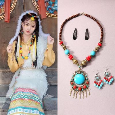 Halssnoeren en kettingen – Сolliers en kettingen