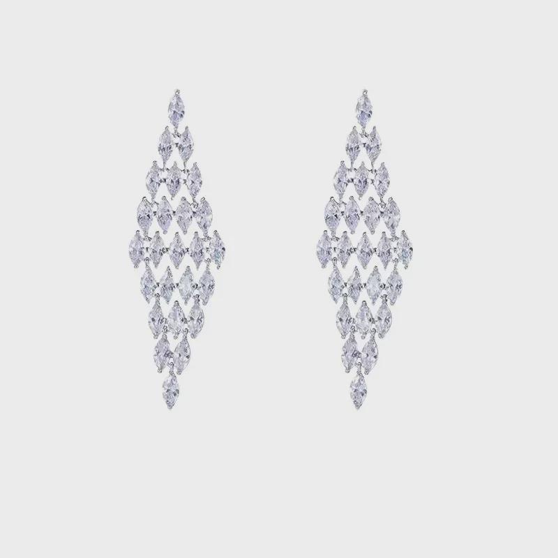 Cercei eleganti cu diamante din cristal - Stil 2022, șic și versatili pentru un aspect la modă și luxos