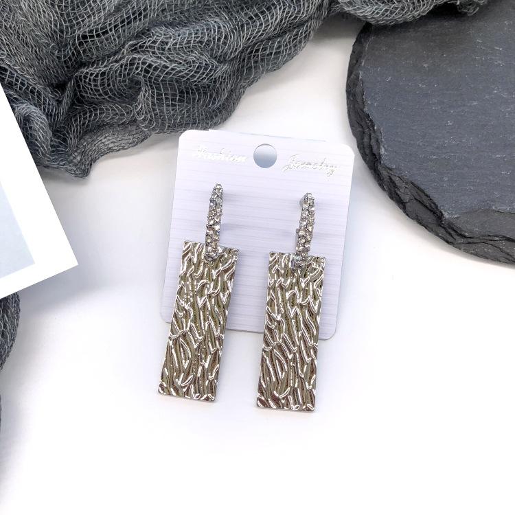 Retro stil personlighet överdrivna metallnitar örhängen enkla geometriska barockstil hoppande örhängen mode öron smycken