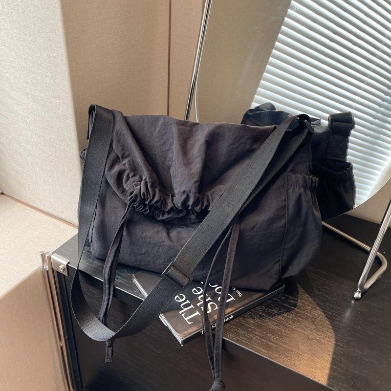 Simple Nylon Cloth Drawstring Shoulder Bag Women's New Messenger Bag Light Work Tote Bag