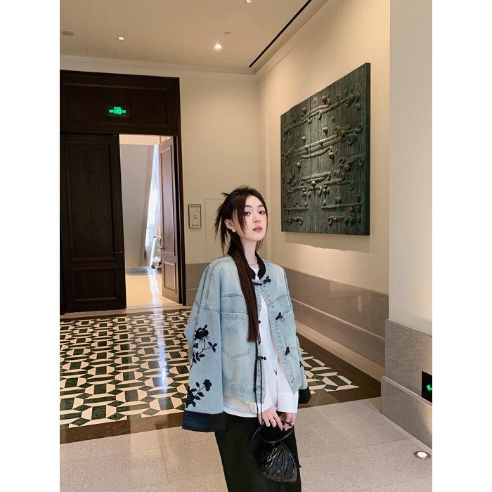 

Женская джинсовая куртка петит с синей вышивкой - Короткий корейский стиль для весны и осени 2024 Medium