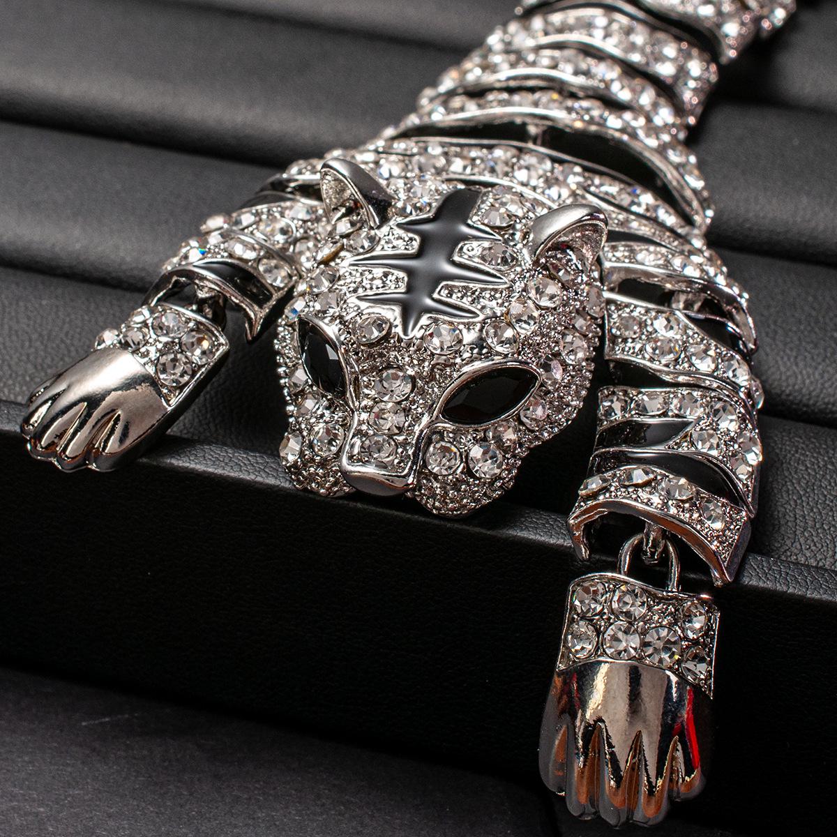 

Luxury Retro Tiger Brooch: Exquisite Diamond-Encrusted Animal Pin with Dripping Oil Design