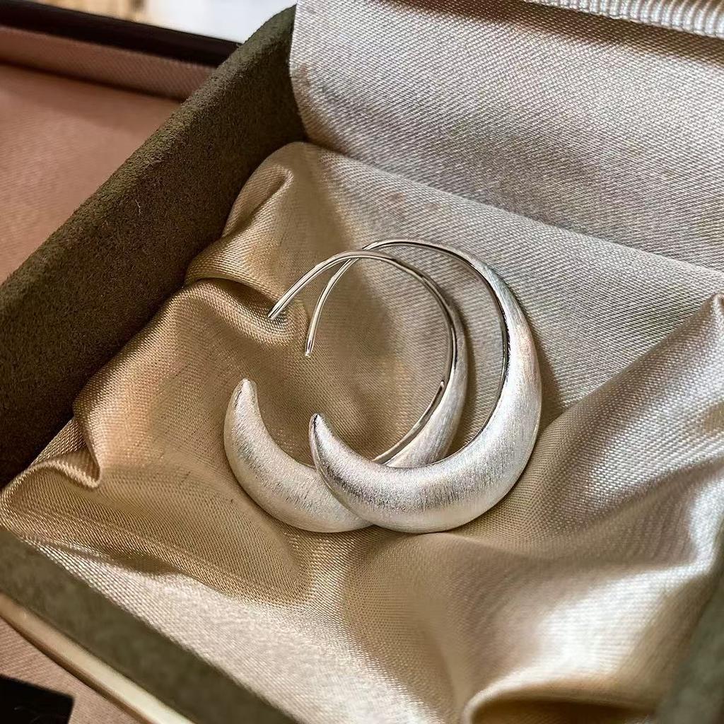 Vintage brushed metal earrings women's light luxury ear hooks 2026 real gold electroplated ears